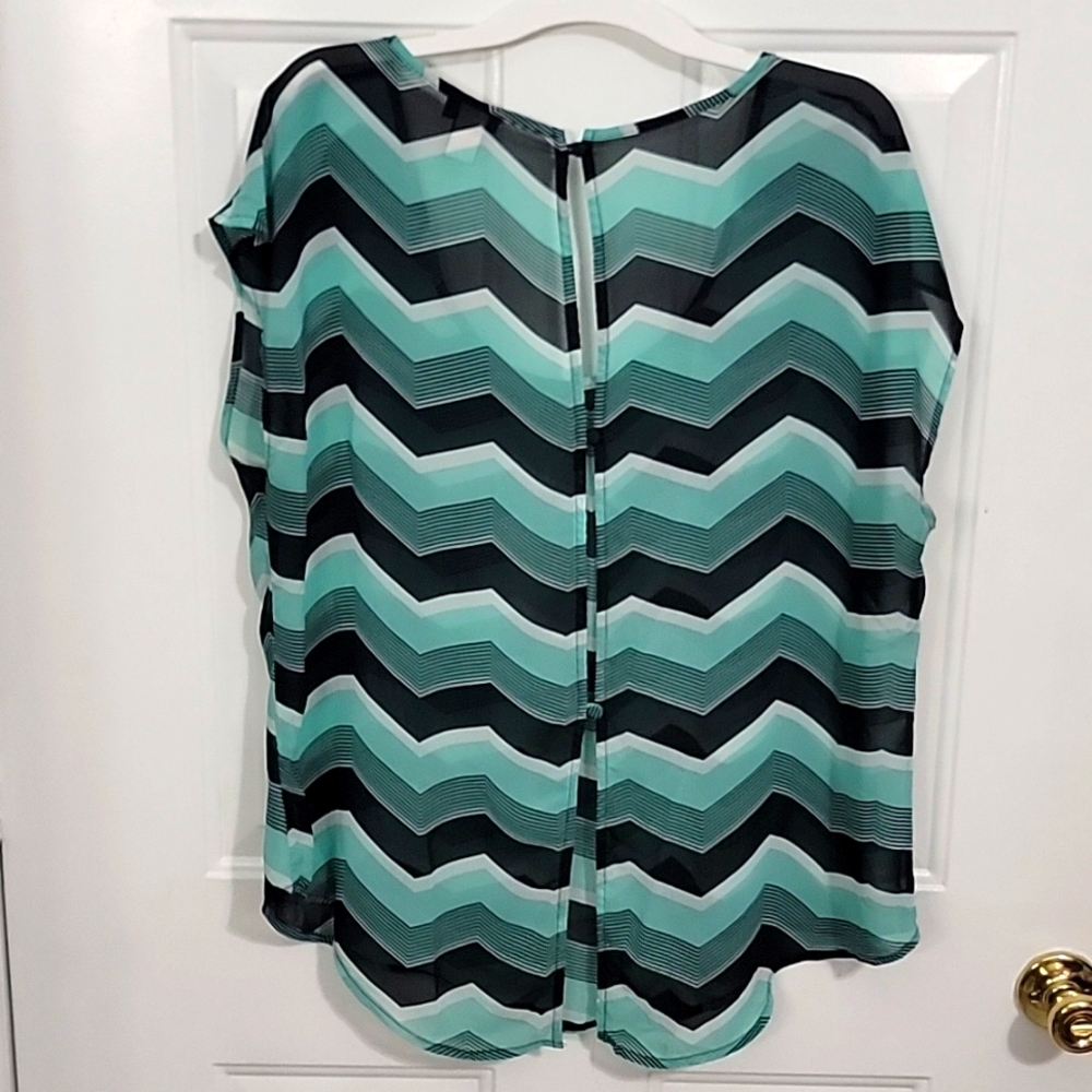 Torrid Button-Back Patterned Top - Size 0 - Picture 2 of 4